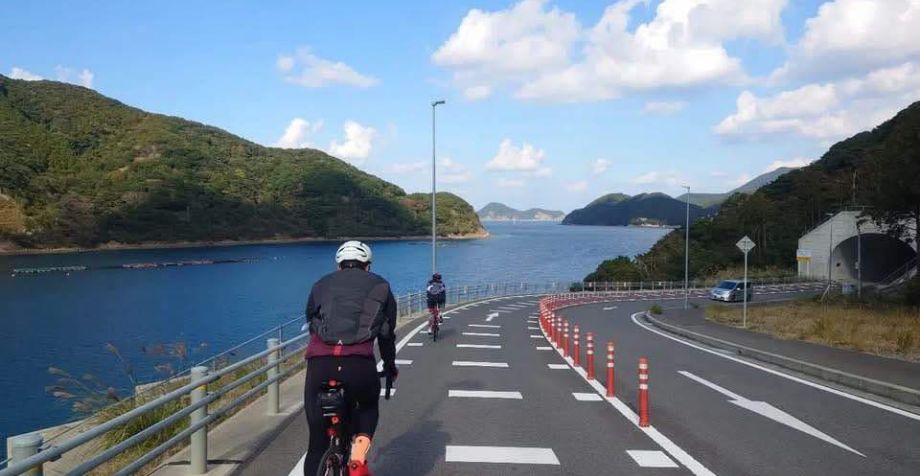 五島を自転車で走っている写真